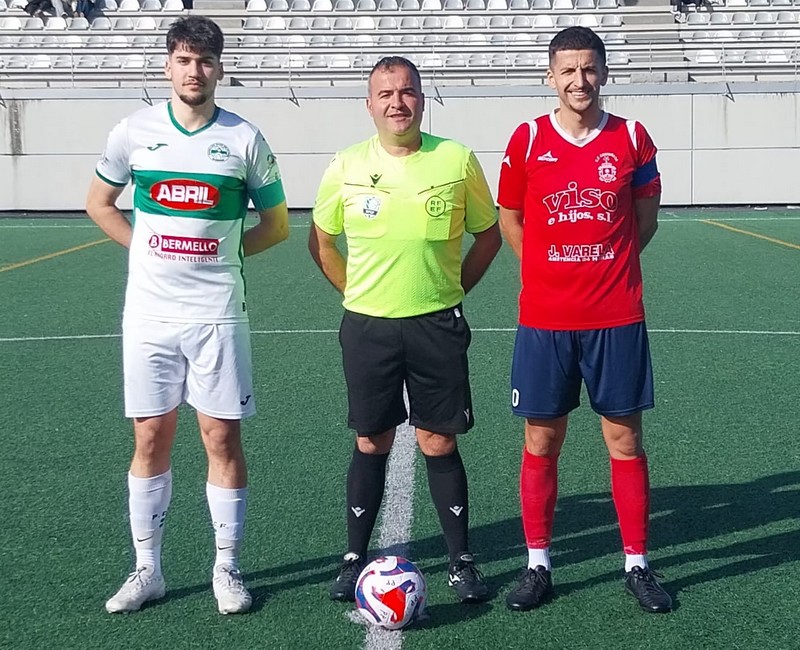 Os capitáns de ambos equipos co árbitro do partido