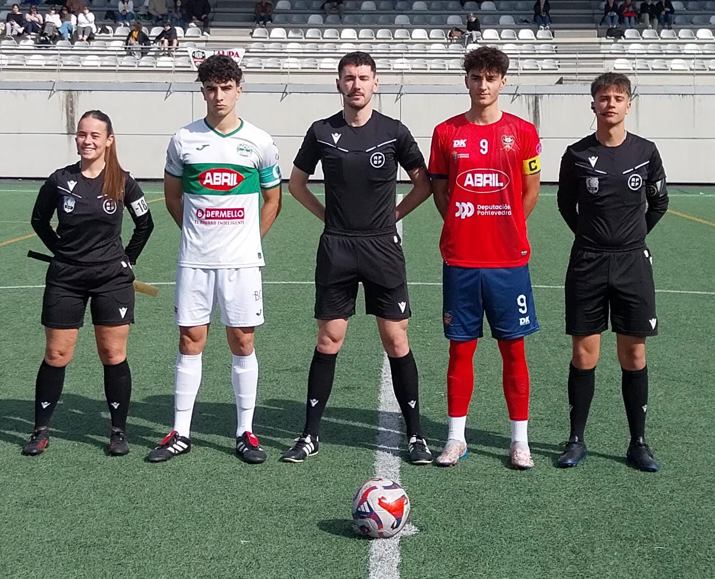 Os capitáns de ambos equipos co trio arbitral