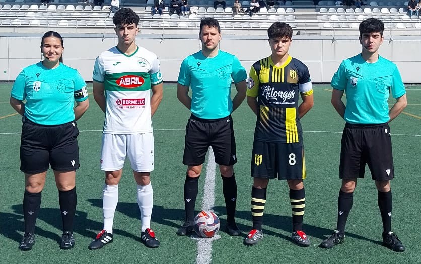 Os capitáns de ambos equipos co trio arbitral