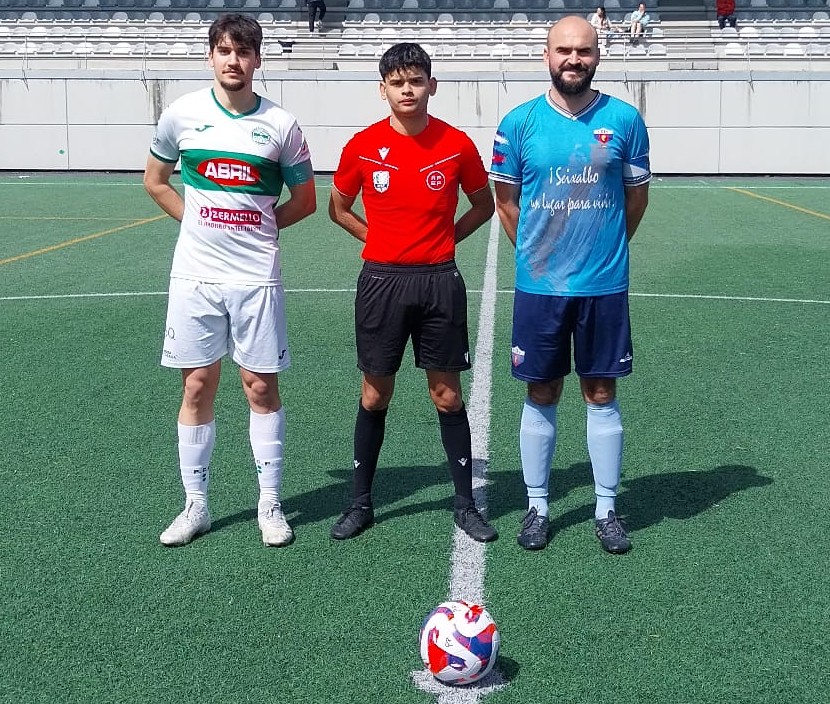 Os capitáns de ambos equipos, Sergio (Pabellón) e Álvaro (Seixalbo), co colexiado Alves Pereira