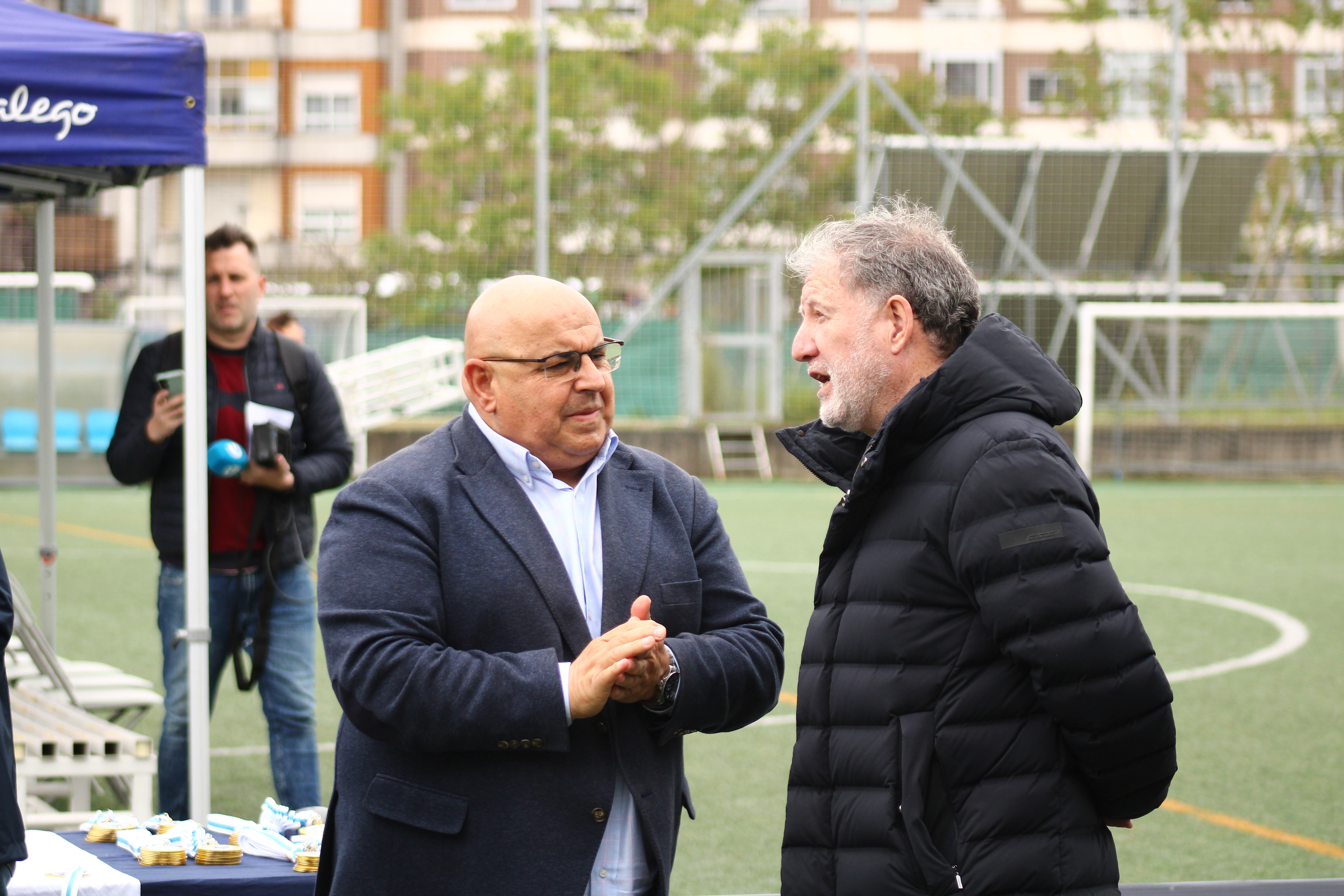 O presidente da RFGF, Pablo Prieto, co presidente do Pabellón CF, Fernando Lamas
