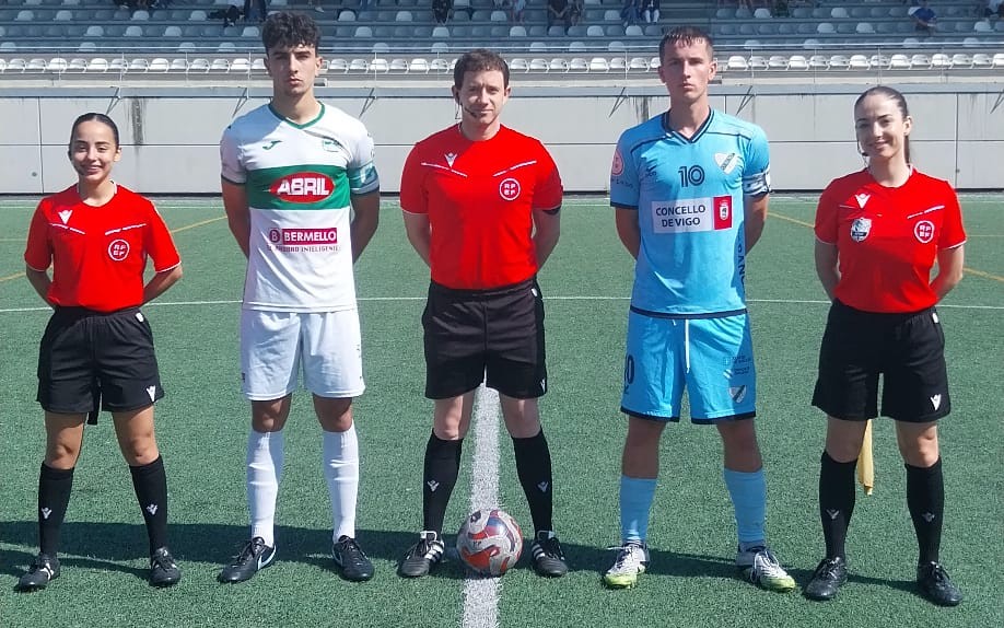 Os capitáns de ambos equiupos co trio arbitral