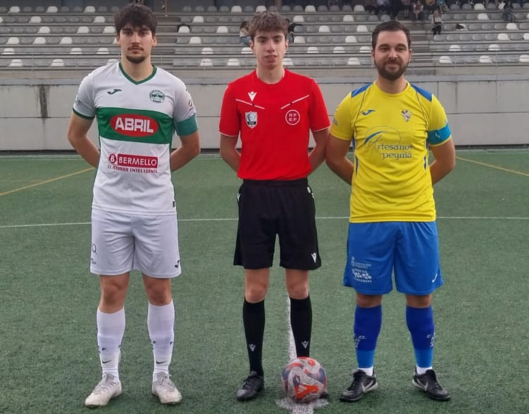 Os capitáns de ambos equipos con colexiado