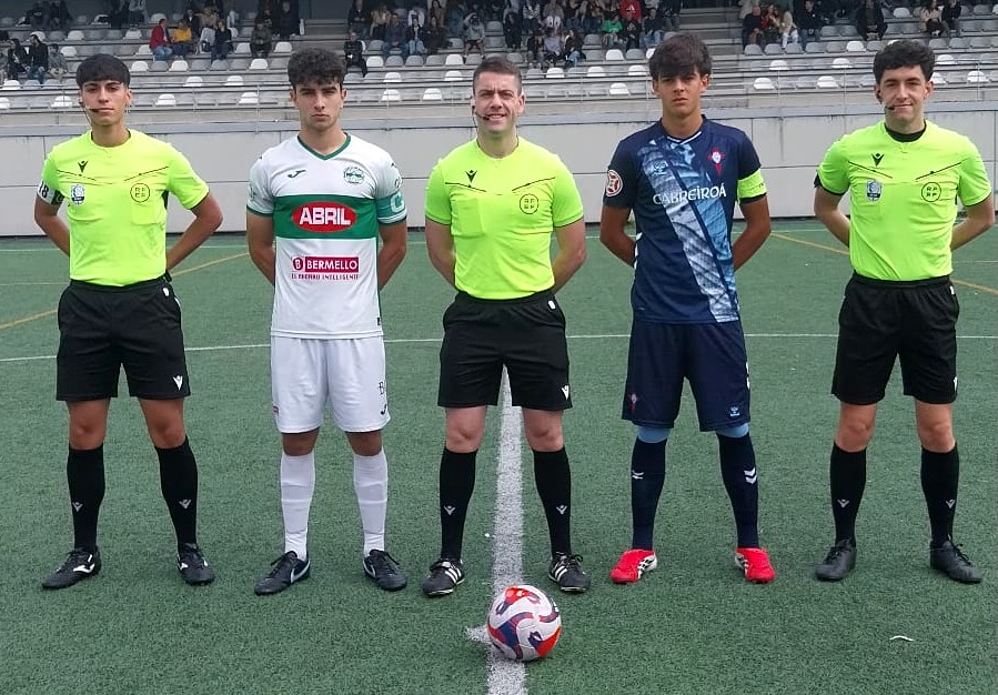 Os capitáns de ambos equipos co trio arbitral