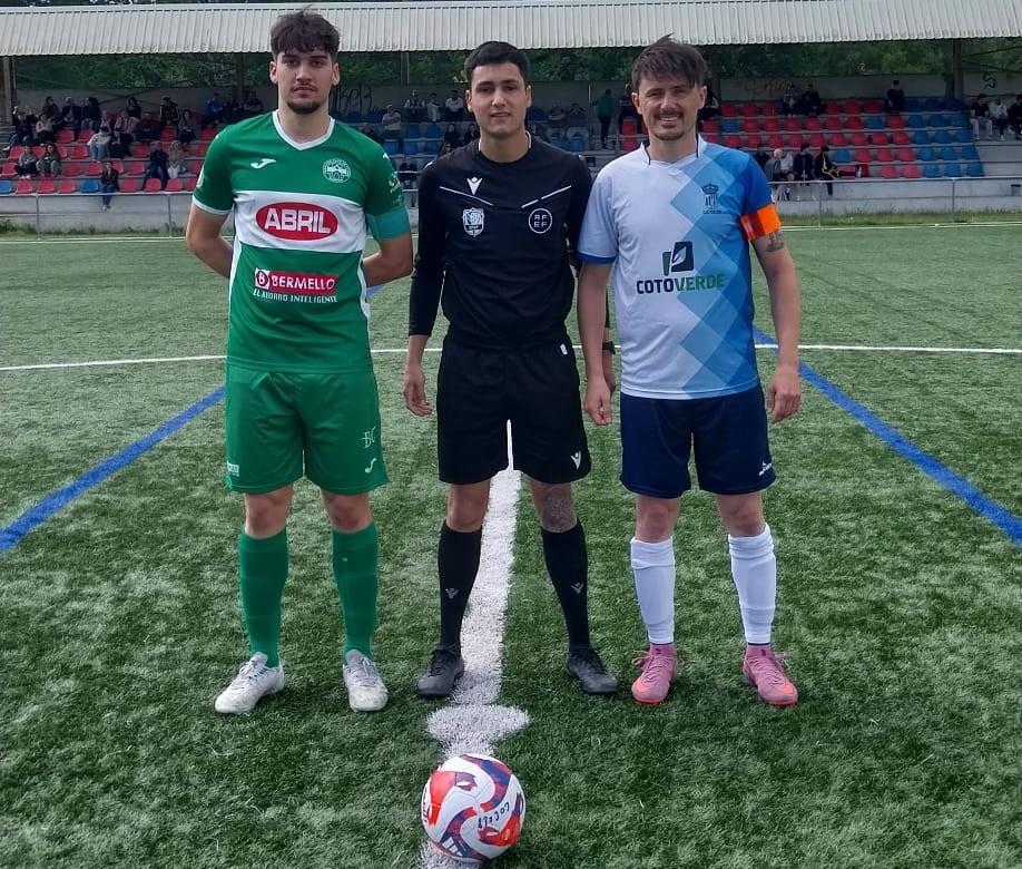 Os capitáns de ambos equipo co colexiado