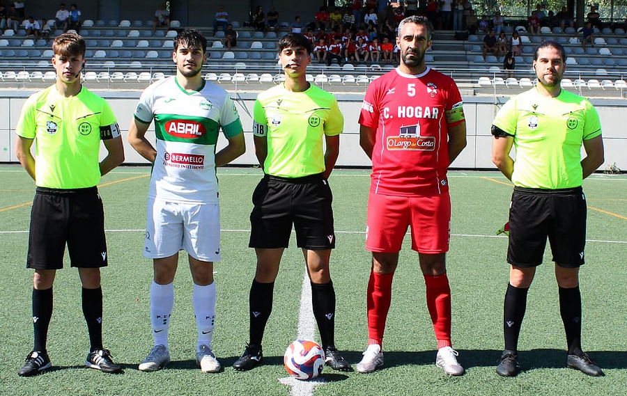 Os capitáns de ambos equipos co trio arbitral