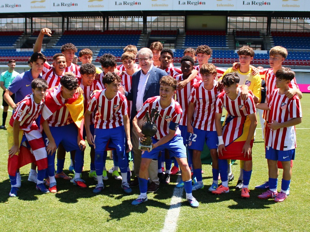 Manuel Pardo, Delegado en Ourense de la Xunta, entregó el trofeo de campéon al Atlético