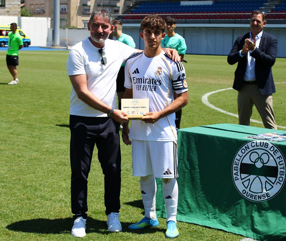 Aníbal Pereira, Concejal de Deportes, entregó el trofeo de subcampeón al Real Madrid