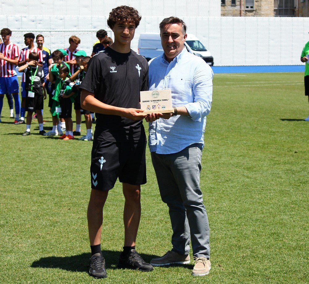 Jorge Pumar, representanta de la Diputación Provincial, entregó el trofeo al Celta como tercero