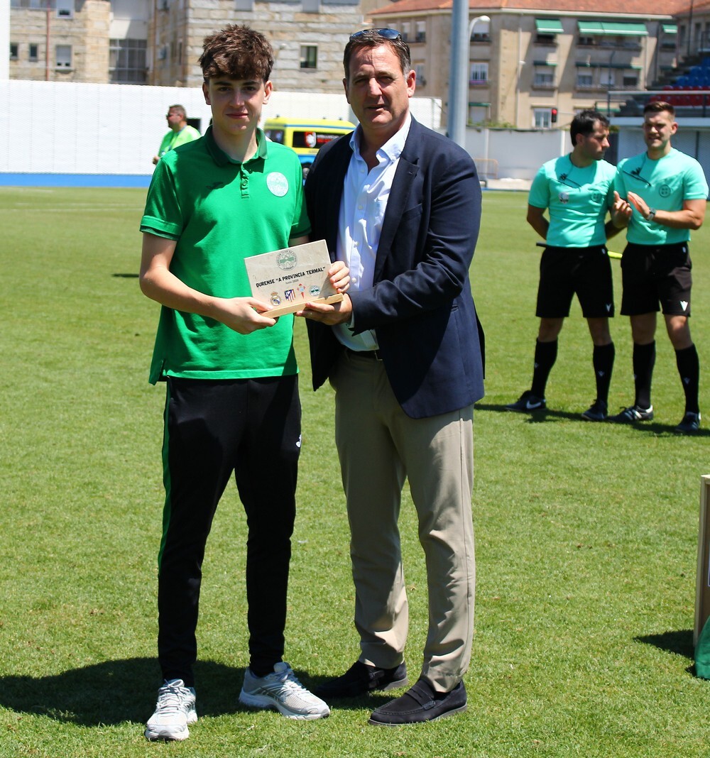 Manuel González, Jefe de Deportes de la Xunta en Ourense, entregó el trofeo al Pabellón como cuarto