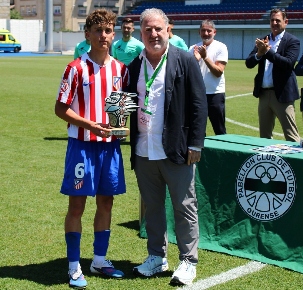 Álvaro Fernández recibió el trofeo como Mejor Jugador del evento de manos de Fernando Lamas, presidente del Pabellón CF