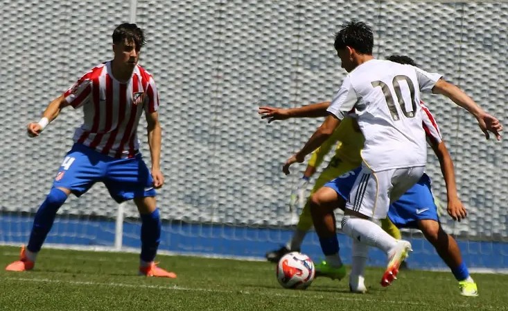 Hugo Moreno intentan un disparo ante varios rivales